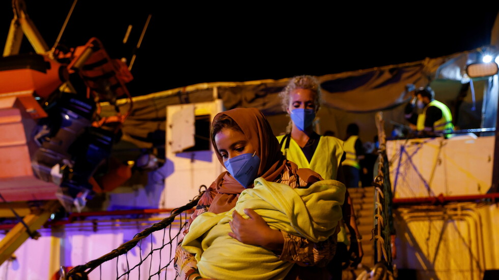 إيطاليا تسمح برسو سفينة أنقذت 558 مهاجرا