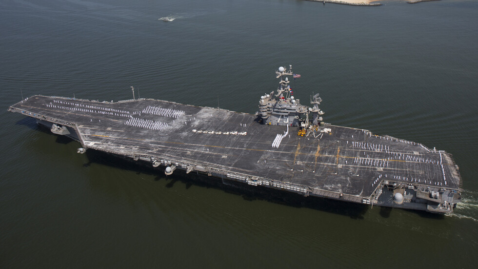 وزير الدفاع الأمريكي يأمر بإبقاء حاملة طائرات في المتوسط "لطمأنة الحلفاء"