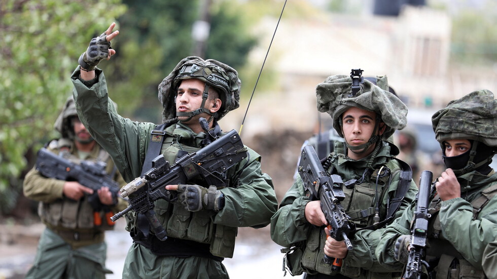 الجيش الإسرائيلي يحاصر بلدة حزما ويعتقل 25 فلسطينيا