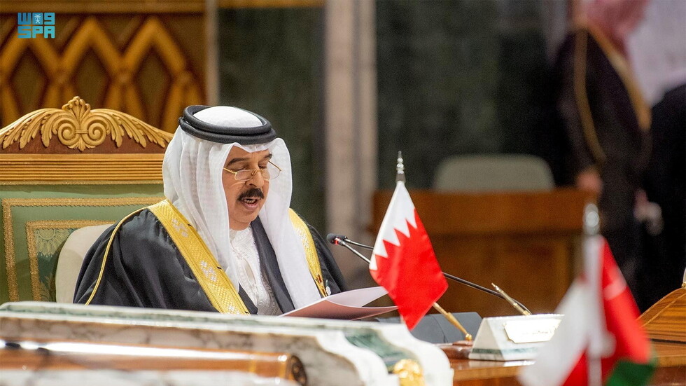 العاهل البحريني يتسلم قلادة "أبو بكر الصديق" (صور)