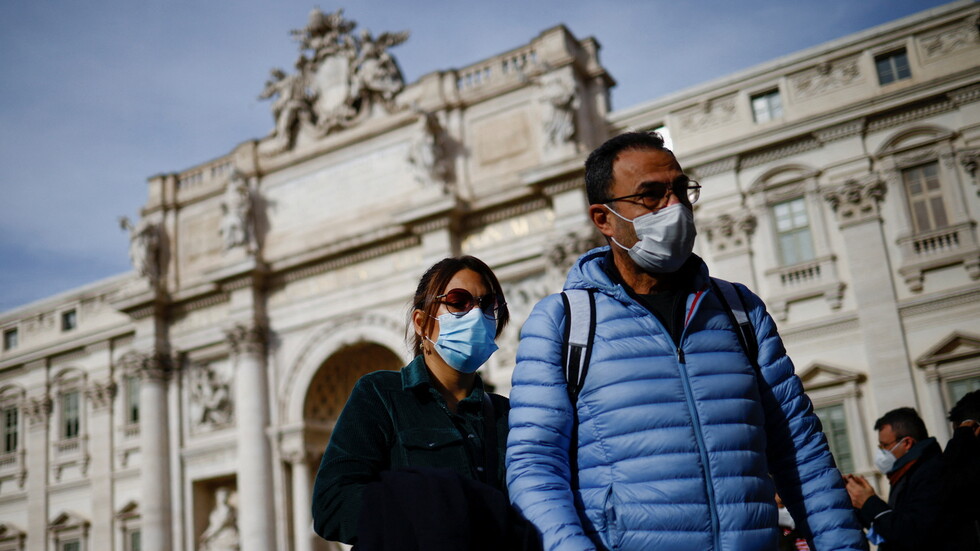 لأول مرة.. إيطاليا تسجل أكثر من 100 ألف إصابة يومية بفيروس كورونا