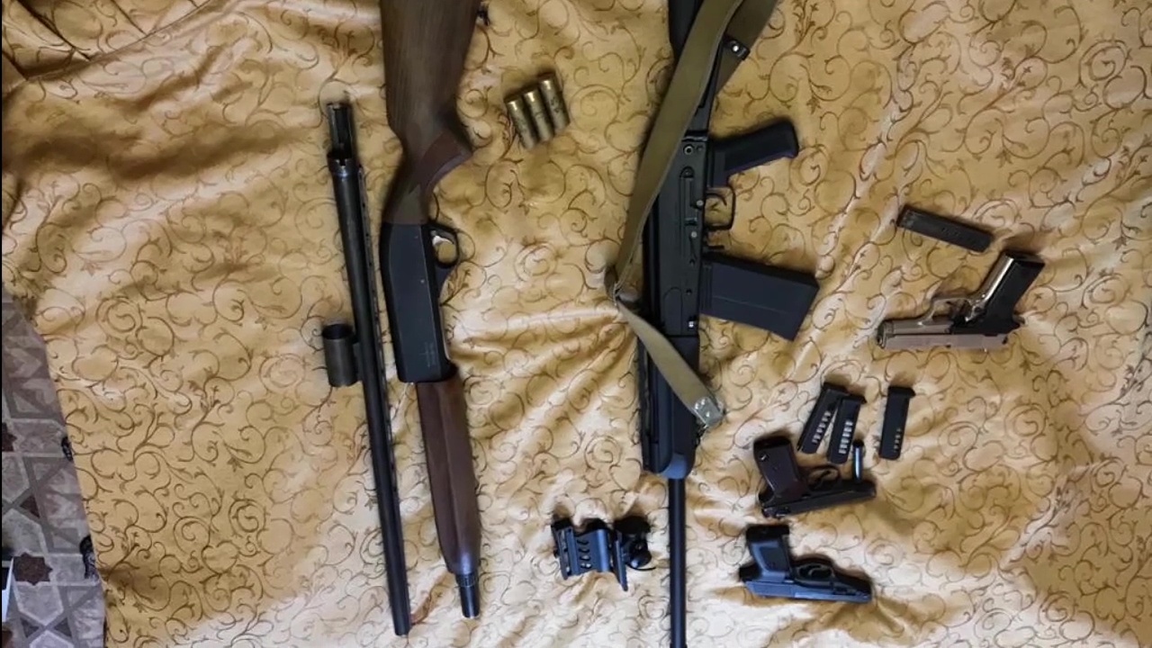 الأمن الروسي يباغت تجار السلاح بعمليات مداهمة واسعة النطاق (فيديو)