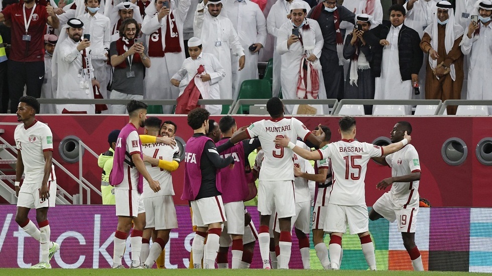 كأس العرب.. قطر أول المتأهلين إلى ربع النهائي بعد فوزها المثير على سلطنة عمان في الوقت القاتل