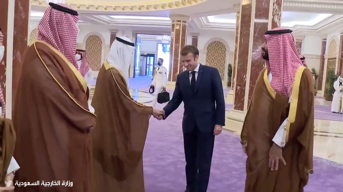 شاهد.. ماكرون يصافح المسؤولين السعوديين ومحمد بن سلمان يرحب بالوفد الفرنسي
