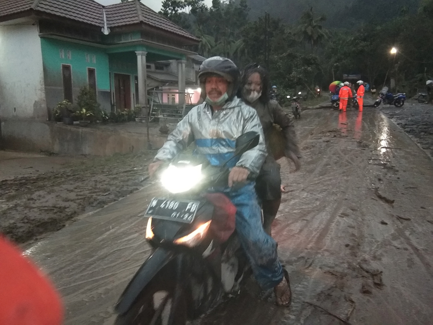 مصرع شخص وإصابة 41 جراء ثوران بركان سيميرو في إندونيسيا