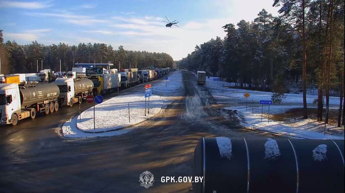 الحرس البيلاروسي ينشر فيديو لمروحية أوكرانية تنتهك حدود بيلاروس