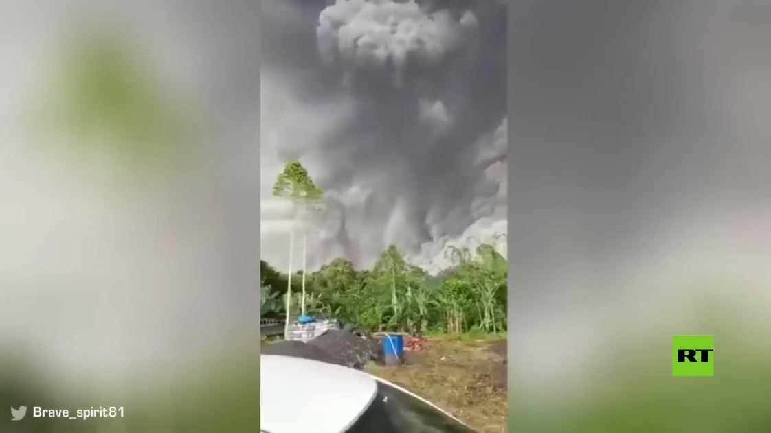 لحظة ثوران بركان جبل سيميرو في إندونيسيا