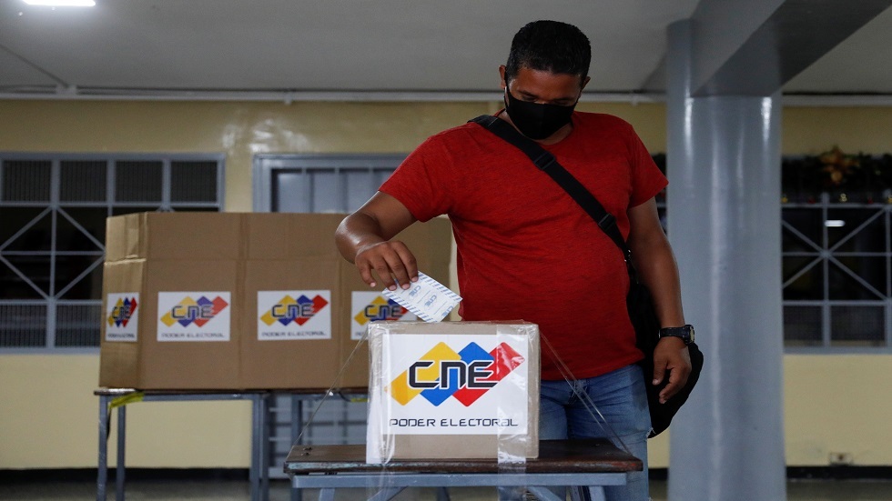 وفد المراقبين الأوروبي يغادر كاراكاس ويشير لانتهاكات في الانتخابات الفنزويلية