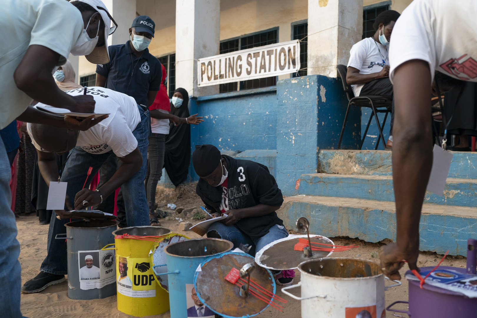 بسبب الأمية.. تعرف على طريقة التصويت بالانتخابات في غامبيا