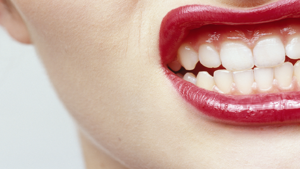 خبراء يشرحون السبب وراء صرير الأسنان وما يمكنك فعله حيال ذلك!
