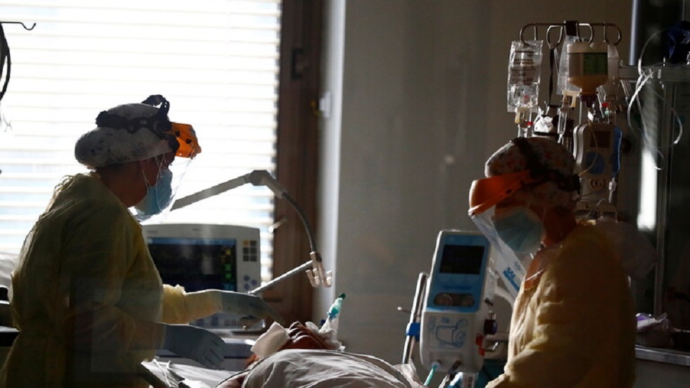 رئيس وزراء إسبانيا يحذر من كورونا بعد إصابة جماعية لموظفي أحد المستشفيات
