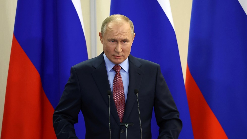 بوتين: بحثت مع بايدن وميتسوتاكيس العقوبات على روسيا