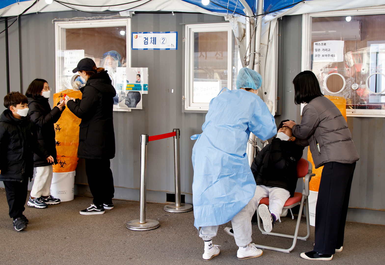 كوريا الجنوبية تسجل أكثر من 7 آلاف إصابة بكورونا في يوم واحد وتبدأ الجرعات المعززة للبالغين