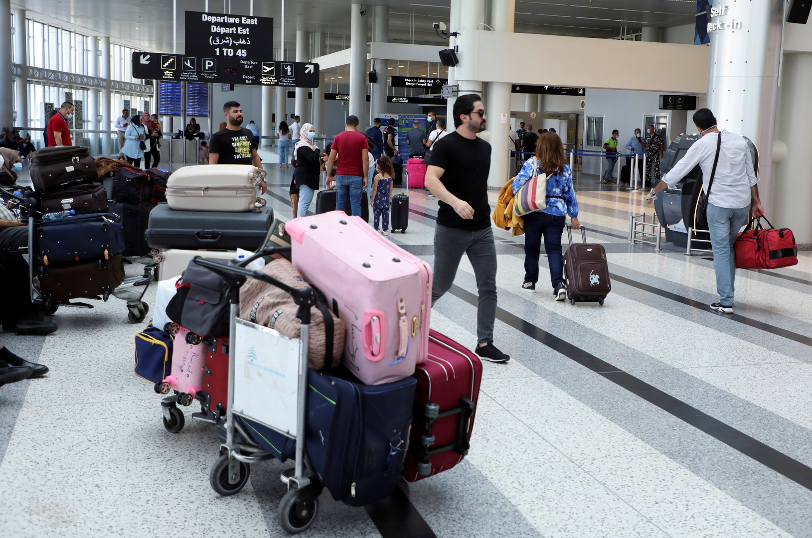 دراسة: أكثر من 77 ألف مواطن لبناني غادروا البلاد منذ بداية العام