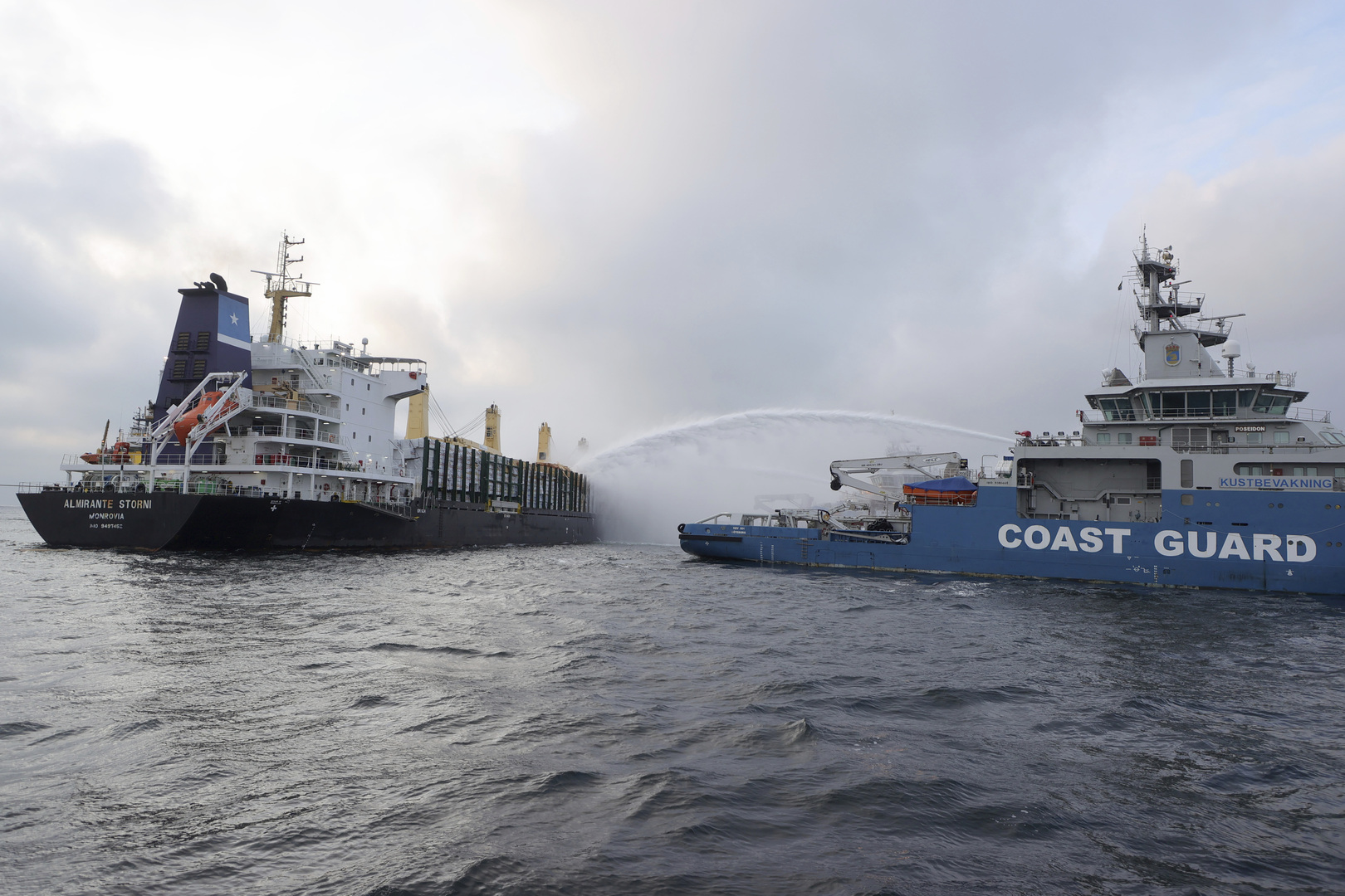 قطر سفينة ألمانية مشتعلة منذ أسبوع إلى ميناء سويدي
