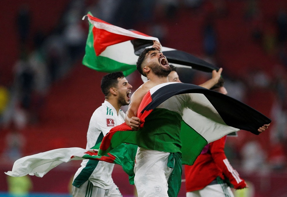 بالفيديو.. لاعبو المنتخب الجزائري يرفعون أعلام فلسطين بعد تأهلهم لنصف نهائي كأس العرب