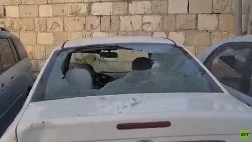 مجموعة من المستوطنين الملثمين يهاجمون حي الشيخ جراح ويحطموا زجاج سيارات فلسطينية (فيديو)