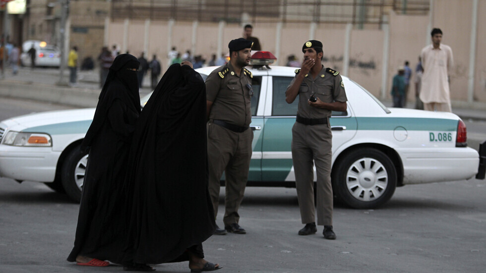 الشرطة السعودية: ضبط مواطن لتهريبه ونقله امرأتين مخالفتين