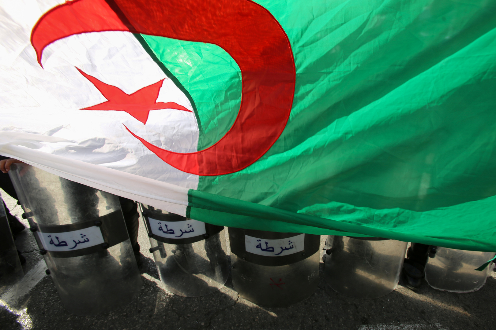 الجزائر تعتقل 14 شخصا تلقوا دعما خارجيا لزعزعة استقرار البلاد