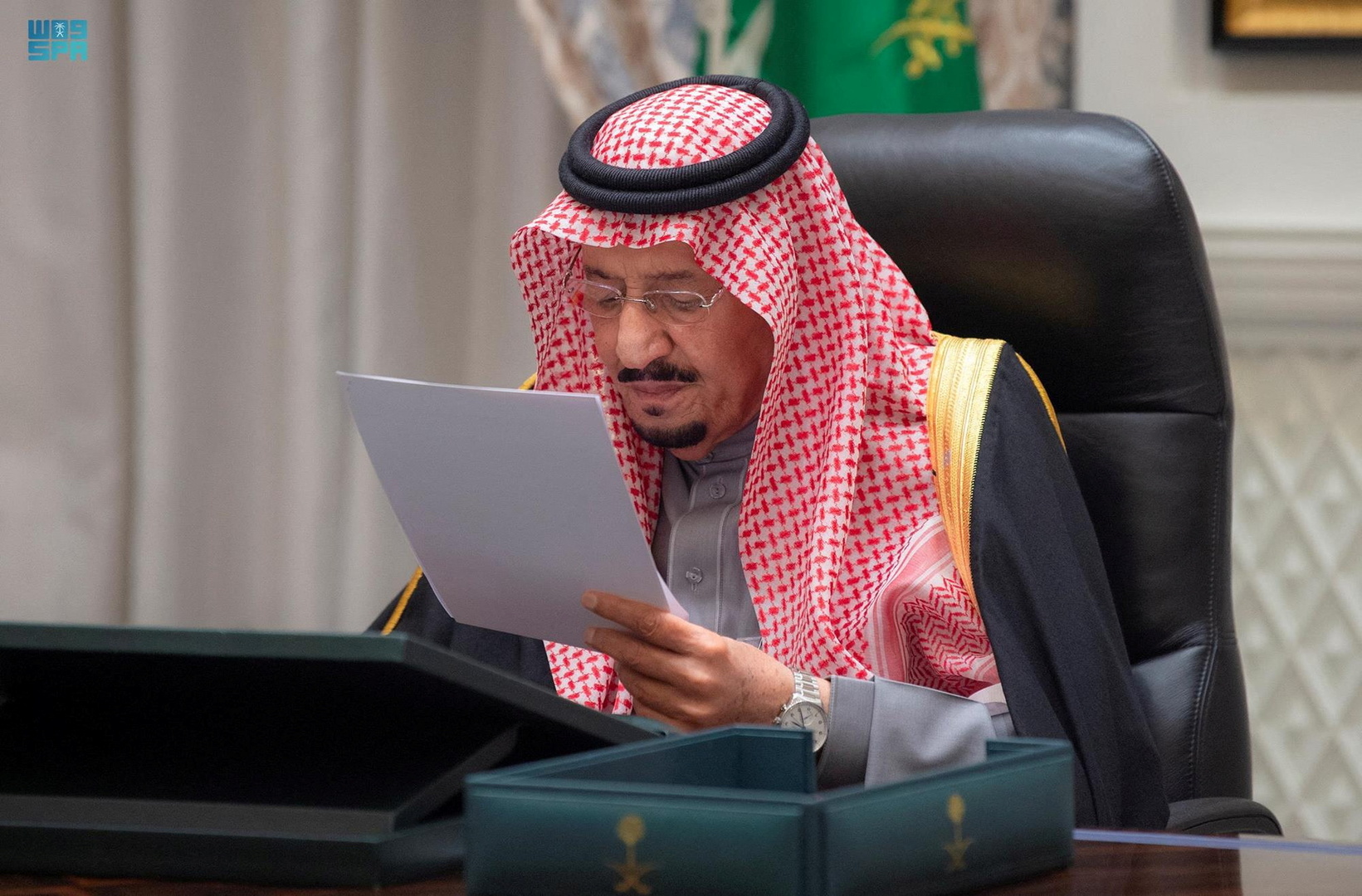 العاهل السعودي يتلقى رسائل من ملك البحرين وسلطان عمان (صور)