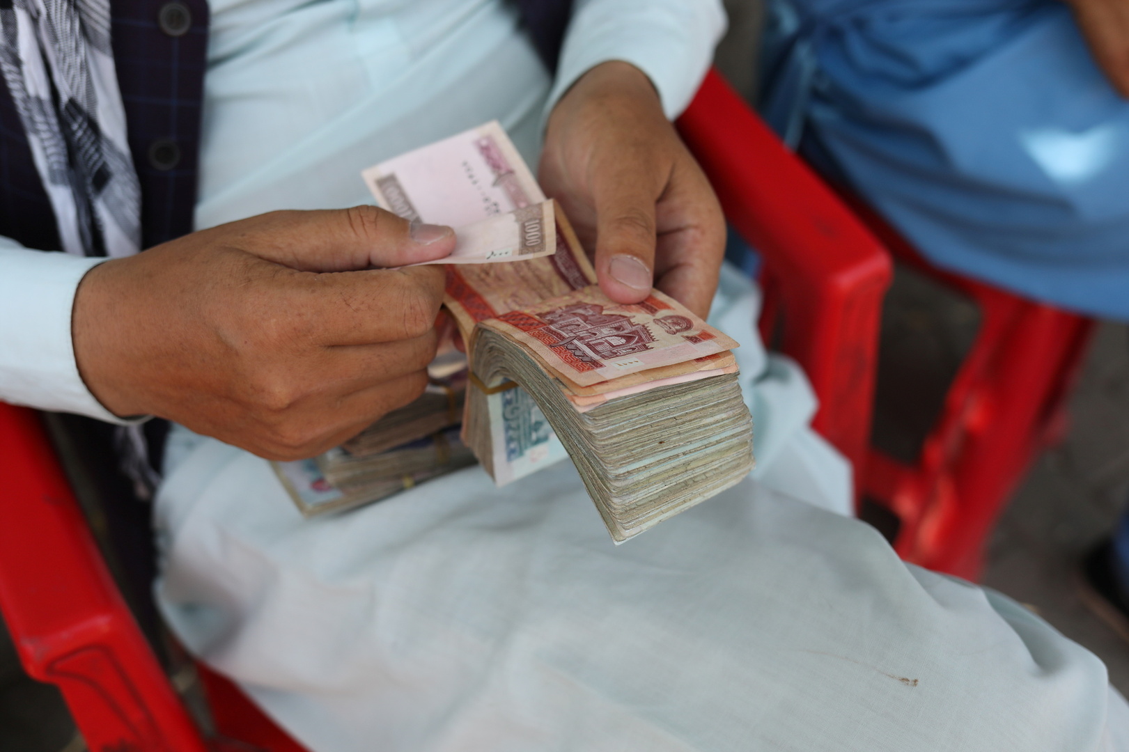 العملة الأفغانية تهوي إلى مستوى منخفض جديد وسط أزمة اقتصادية متفاقمة