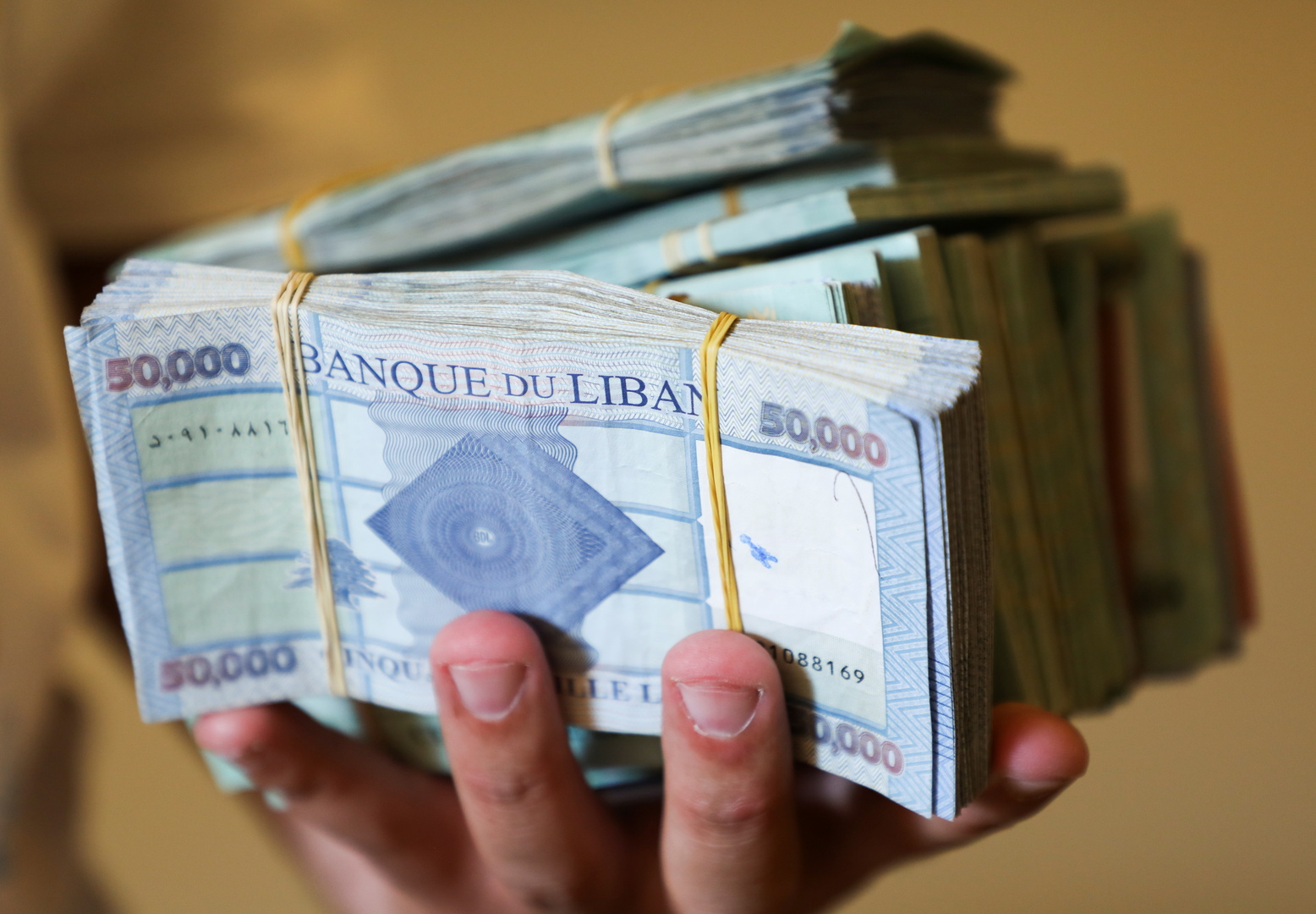 مصرف لبنان يعلن عن تدابير لكبح تدهور سعر صرف الليرة