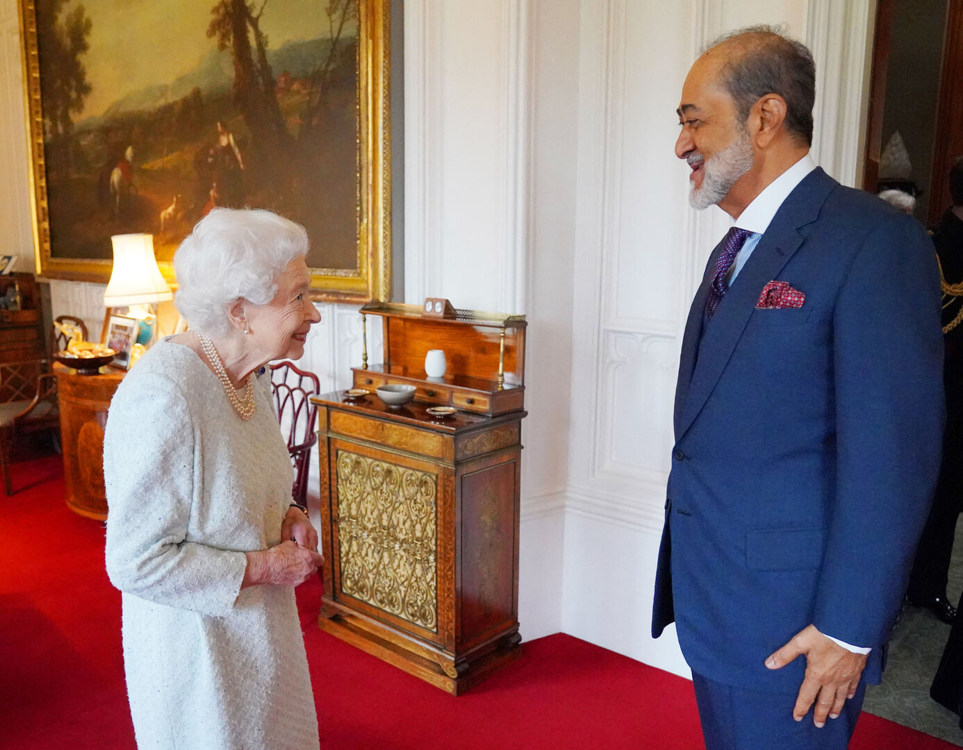 سلطان عمان يلتقي الملكة إليزابيث