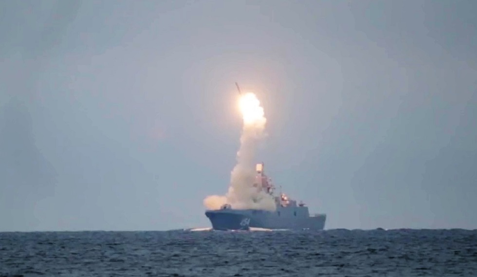 الدفاع الروسية: فرقاطة للأسطول الشمالي تصيب هدفا بريا بصاروخ 