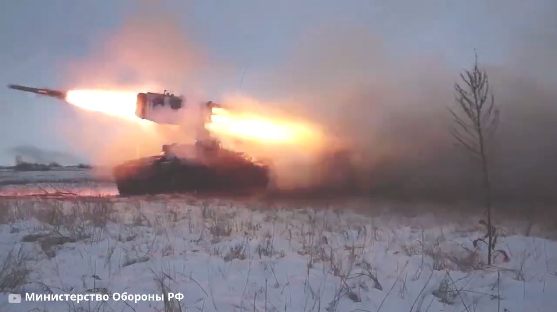 القوات البرية الروسية تجري مناورات بالذخيرة الحية في مقاطعة أورينبورغ