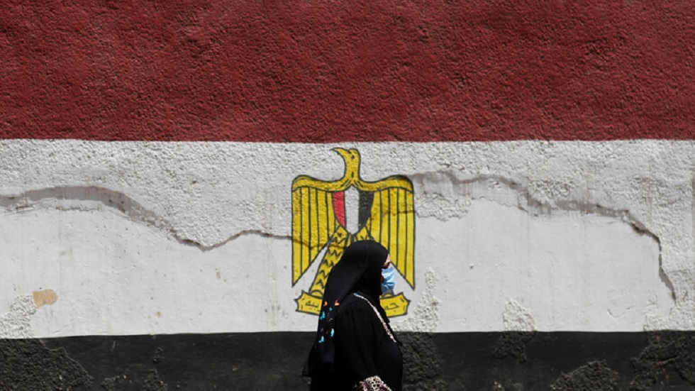 وزير الطيران المصري: تكثيف الإجراءات الاحترازية وعمليات التعقيم بمطار القاهرة - صور