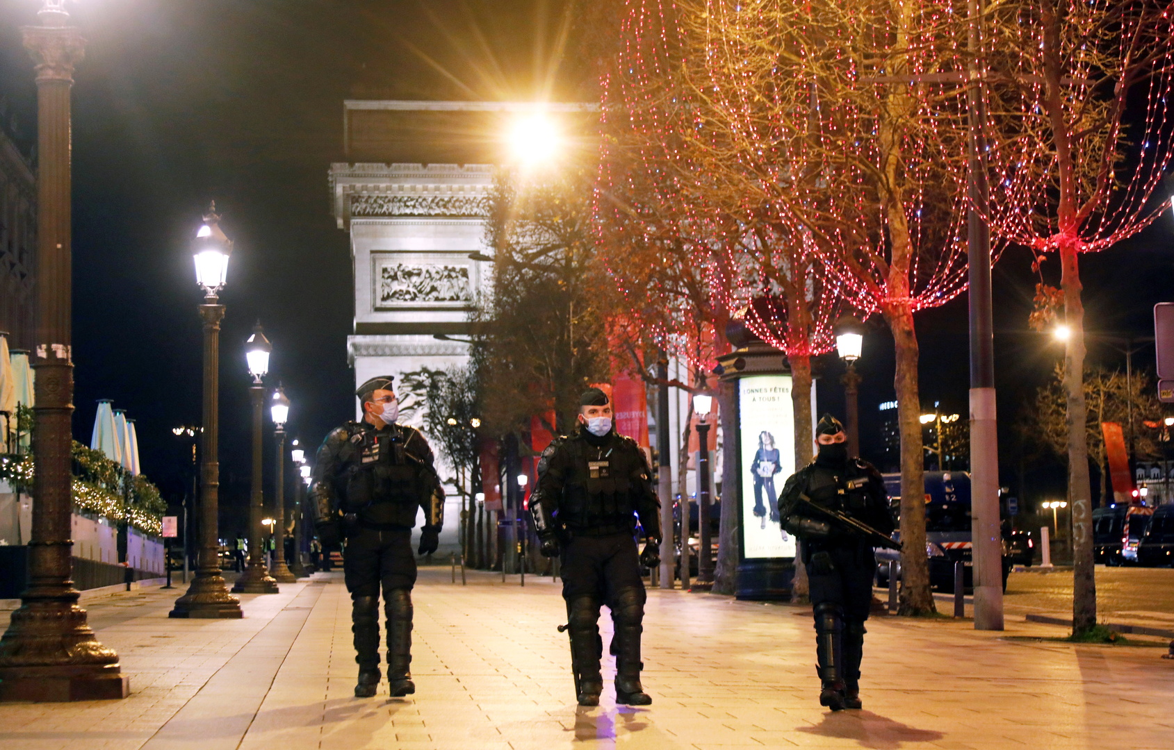 باريس تلغي عروض الألعاب النارية واحتفالات ليلة رأس السنة بسبب 