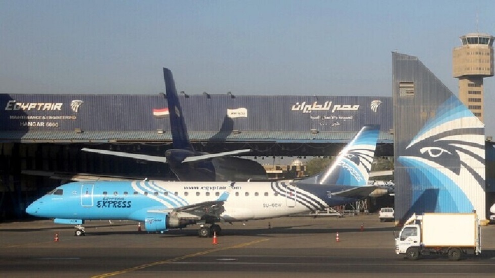 وزير الطيران المصري: تكثيف الإجراءات الاحترازية وعمليات التعقيم بمطار القاهرة - صور