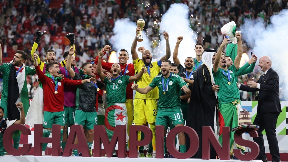 الجزائر تتوج بكأس العرب للمرة الأولى في تاريخها بعد فوزها على تونس في النهائي (فيديو)
