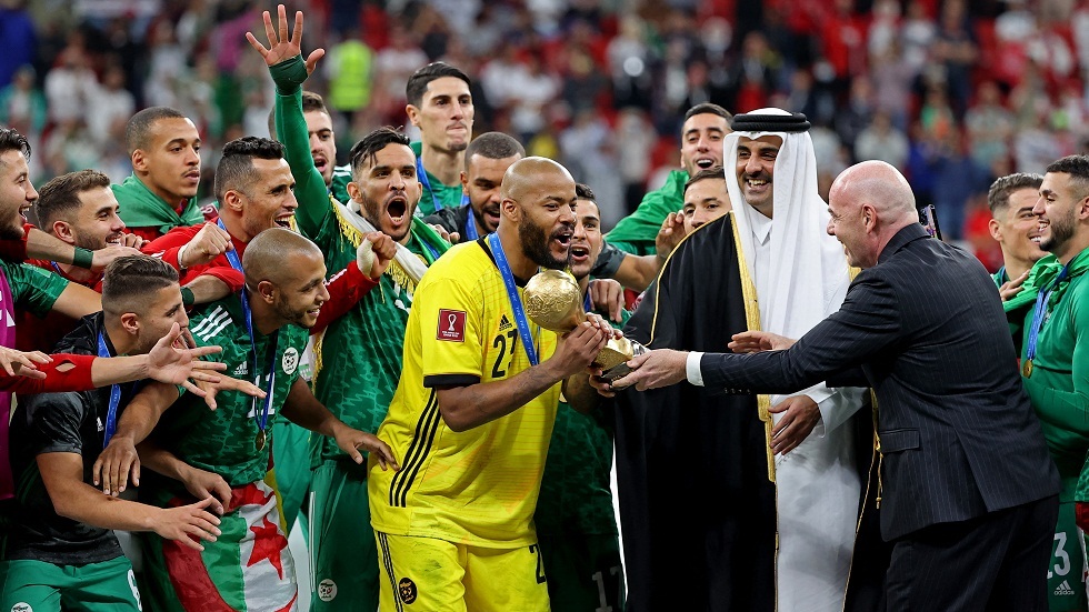 أمير قطر يهنئ الجزائر بلقب كأس العرب (فيديو)