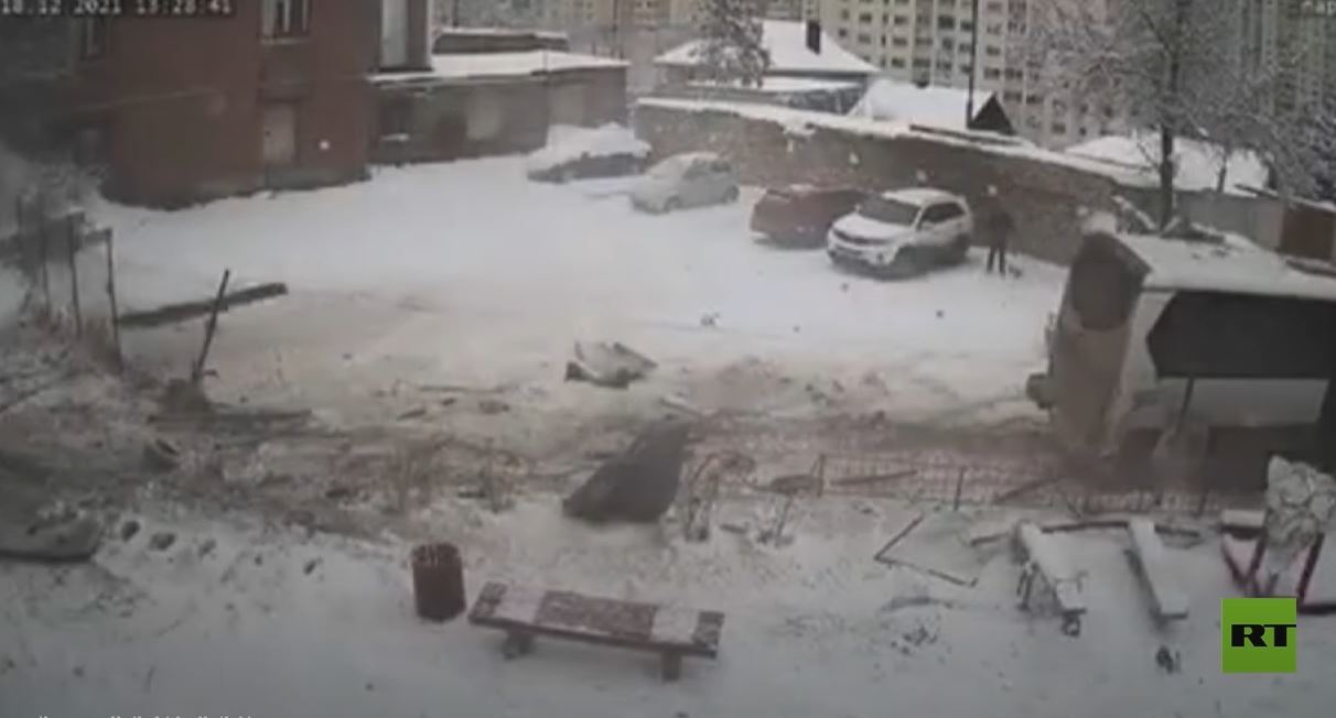 روسيا.. حافلة تقتحم ساحة منزل في حادث سير