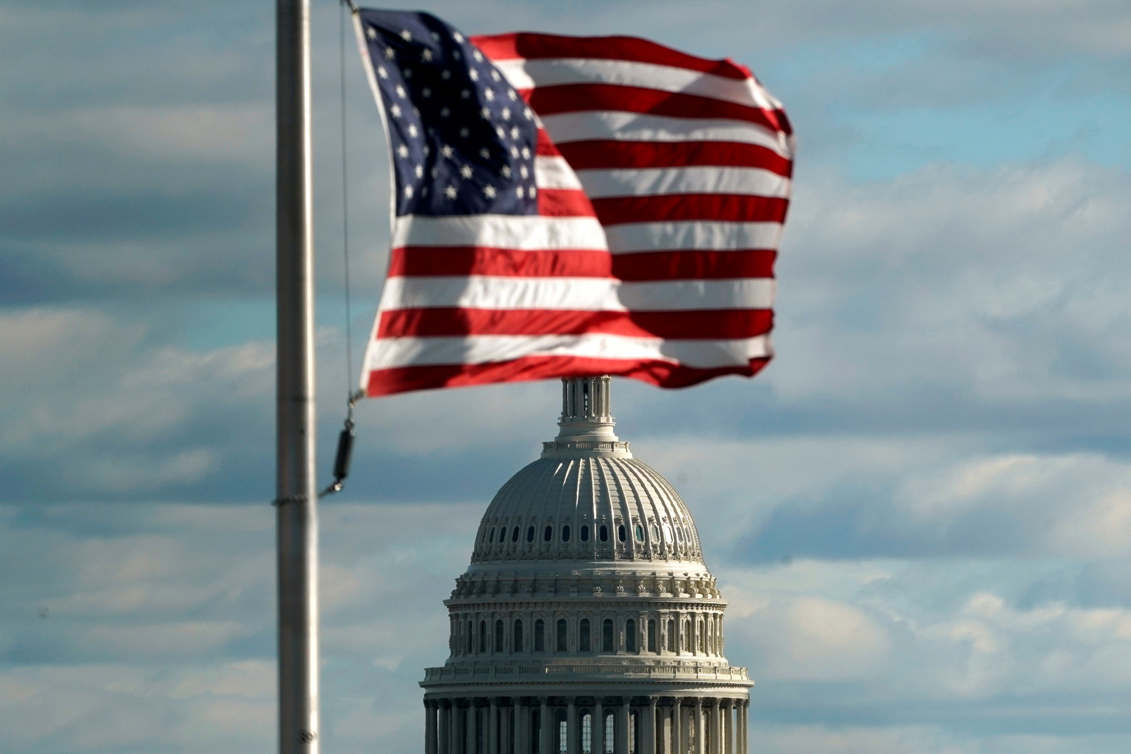علم الولايات المتحدة الأمريكية ومبنى الكونغرس في الخلفية