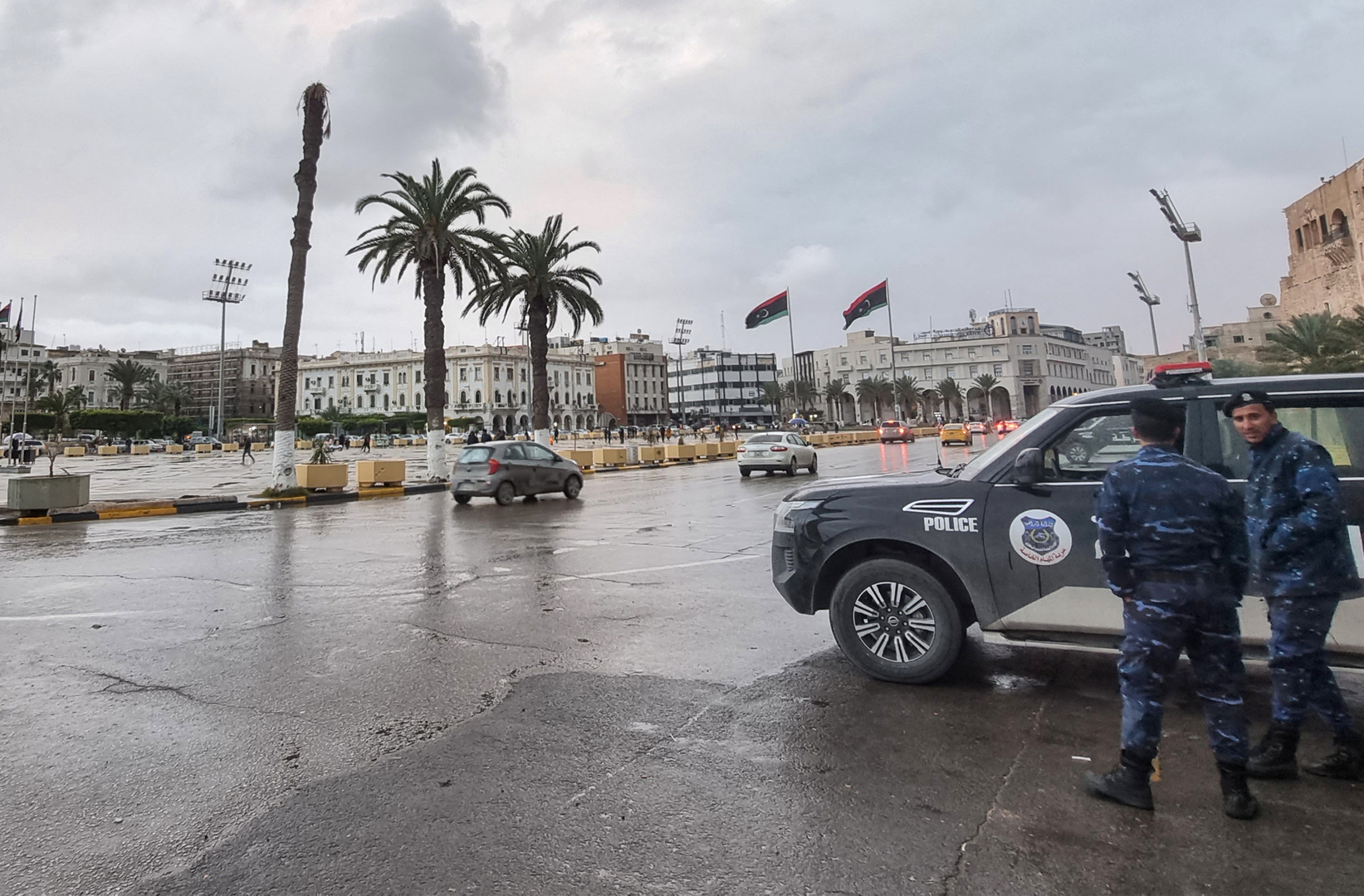 انتشار عربات مدرعة في مناطق من جنوب شرق العاصمة الليبية وإغلاق طرق بسواتر ترابية
