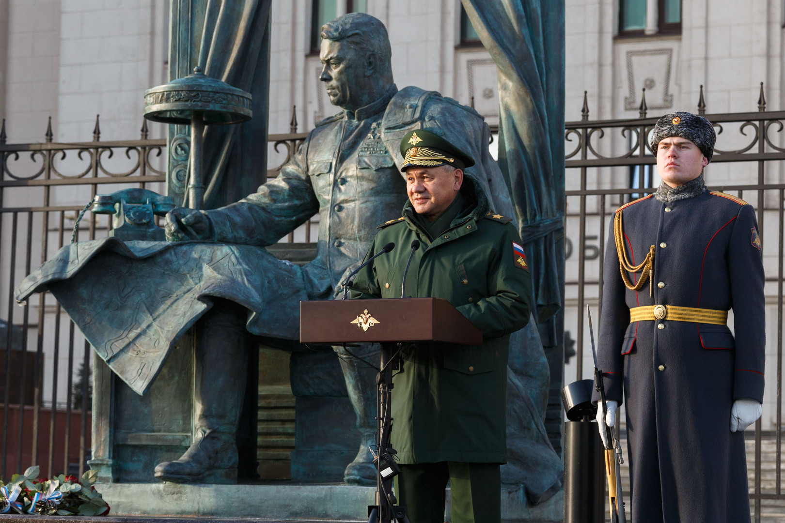 Какому маршалу установлен памятник в москве. Памятник маршалу Василевскому в Москве Фрунзенская набережная. Памятники у здания Министерства обороны на Фрунзенской набережной. Памятник маршалу советского Союза Александру Василевскому. Памятник офицеры на Фрунзенской набережной.