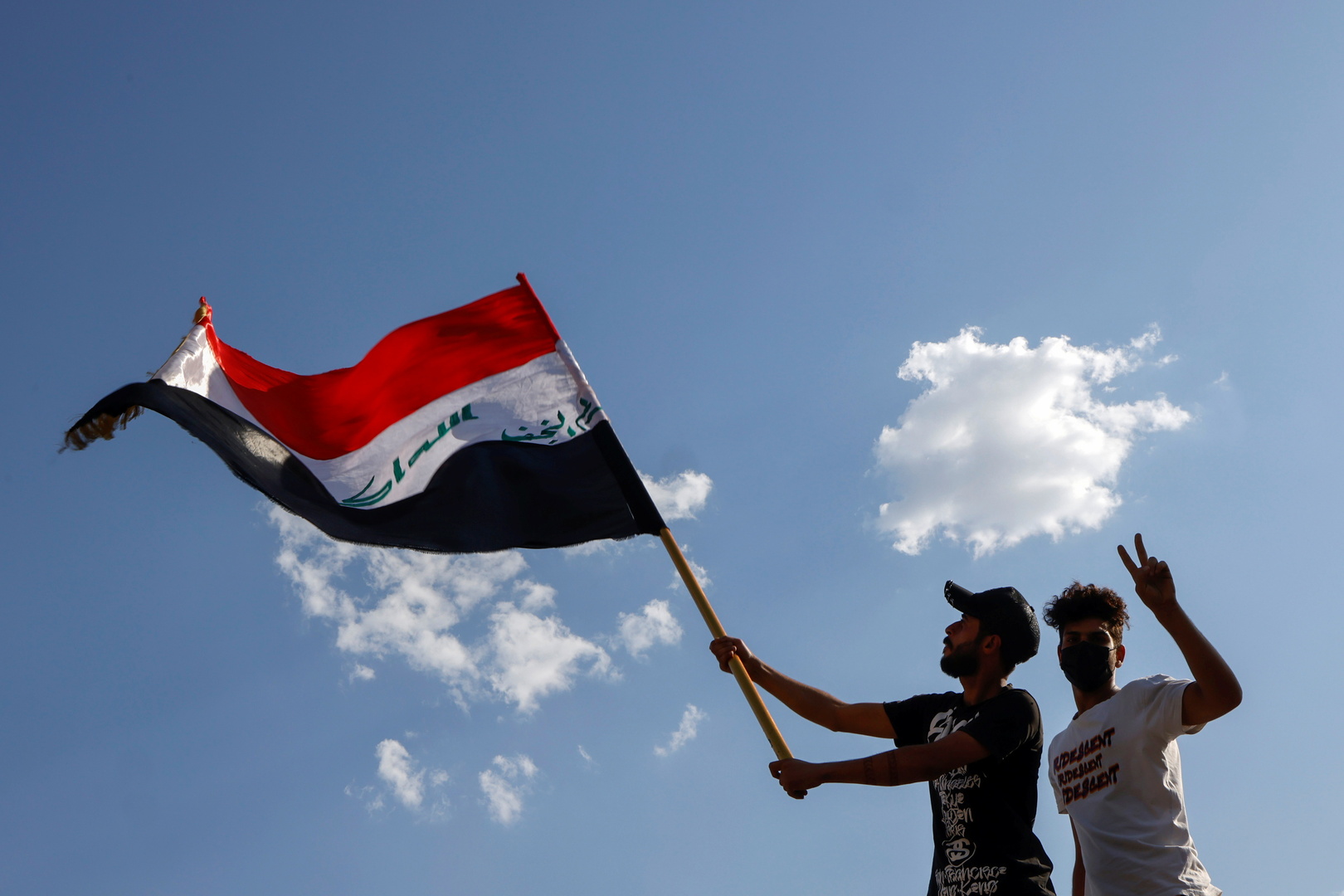 العراق.. محافظ ذي قار يقدم استقالته على خلفية إصابة محتجين برصاص قوات الأمن