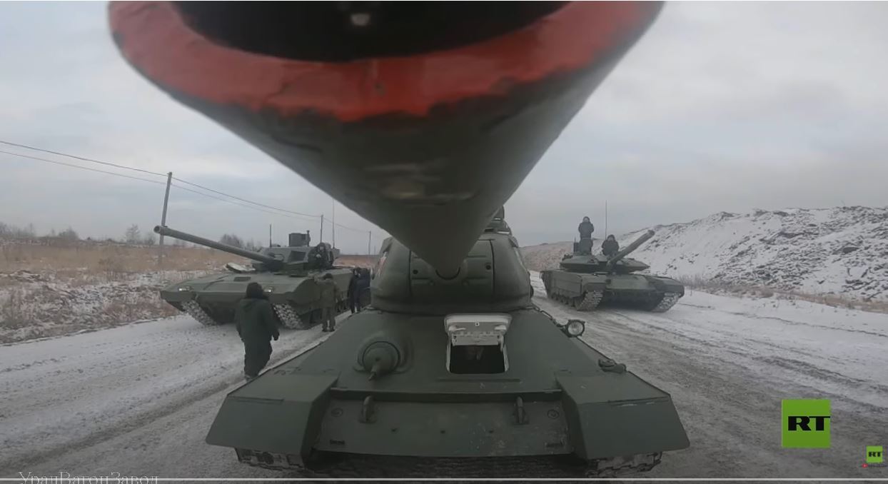 شاهد.. 3 أجيال من الدبابات الروسية تستعرض قدراتها في 