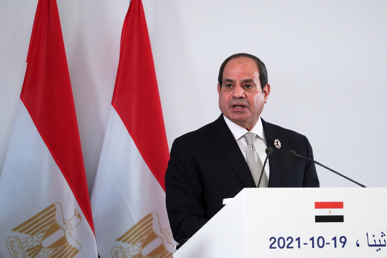 السيسي ينتقد تأخر مشروع ضخم في مصر ويمازح وزير الإسكان: 