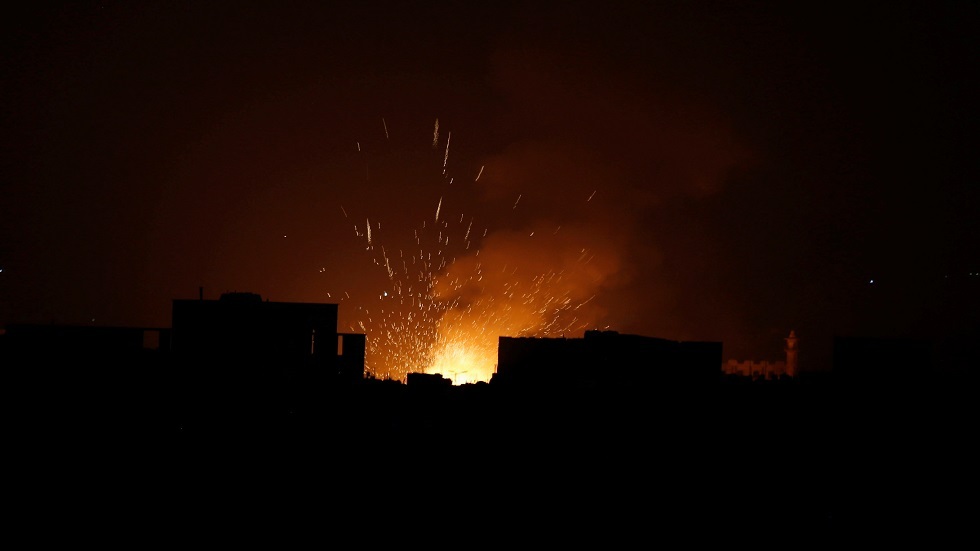 مراسلنا: انفجارات عنيفة تهز صنعاء نتيجة غارات جوية للتحالف العربي