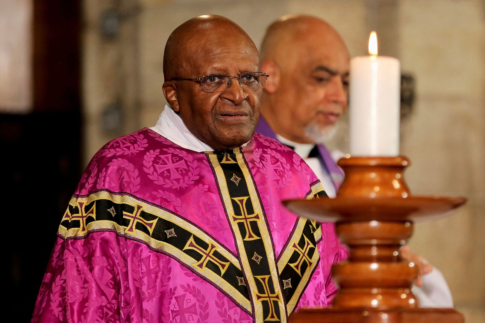 مواطنو جنوب إفريقيا يلقون نظرة الوداع على جثمان الأسقف توتو