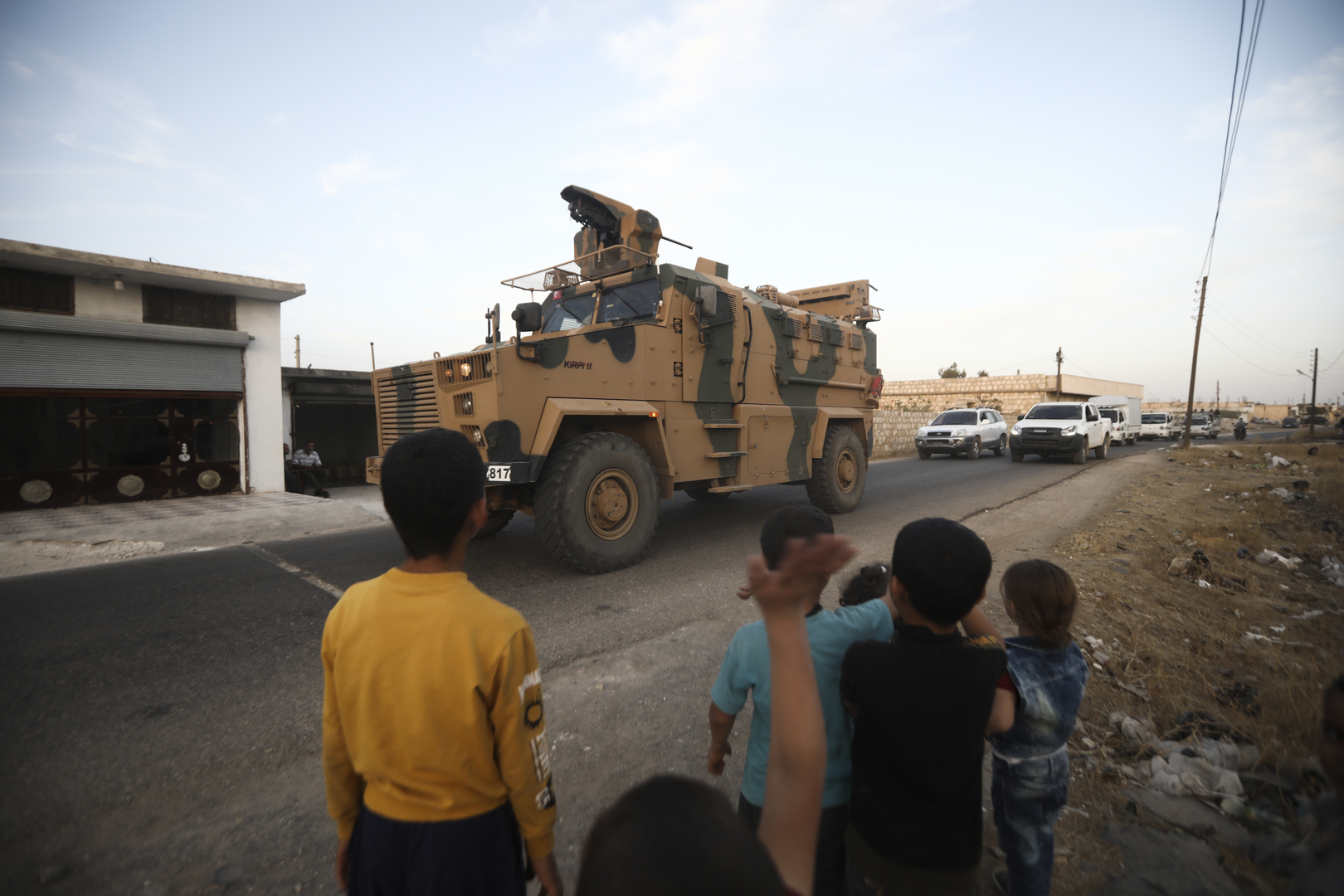نشطاء سوريون: تركيا تدرب مسلحين في إدلب على استعمال دبابات ومدرعات