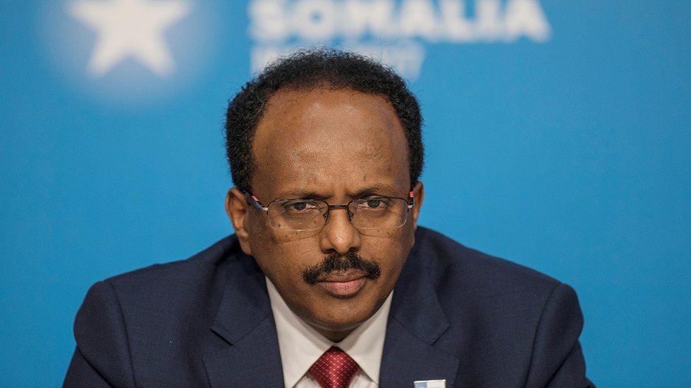 رئيس الصومال يعلق سلطات رئيس الوزراء ويوقف قائد البحرية عن العمل