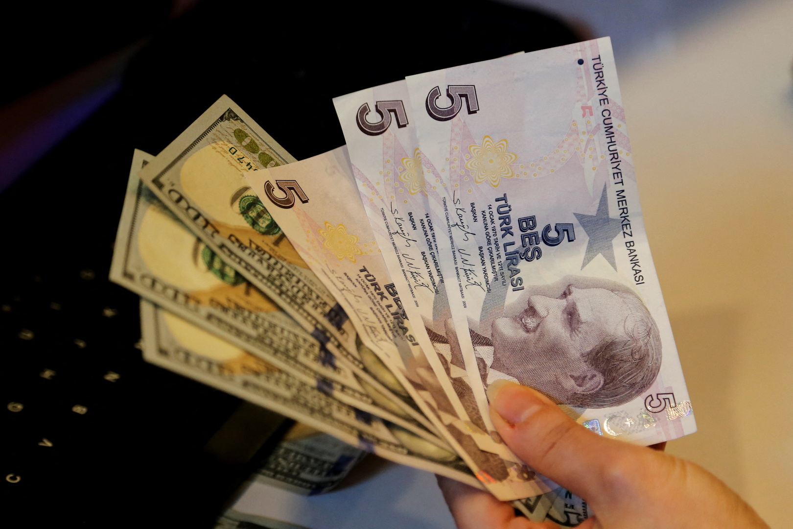 الليرة التركية تنخفض بعد قرار حكومي طال ودائع الدولار