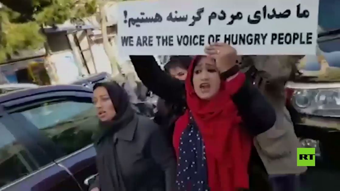 فيديو.. إعدام جهاز تلفاز علنا في أفغانستان