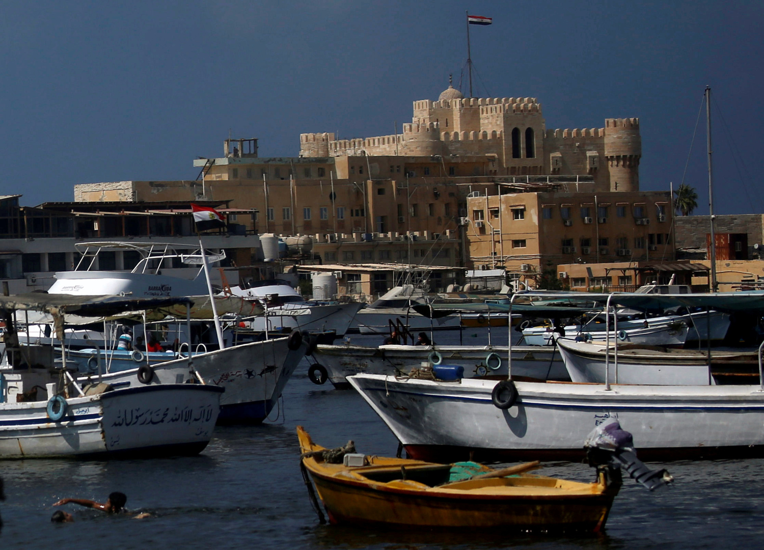 مصر.. فقدان 6 صيادين في حادث غرق مركب صيد