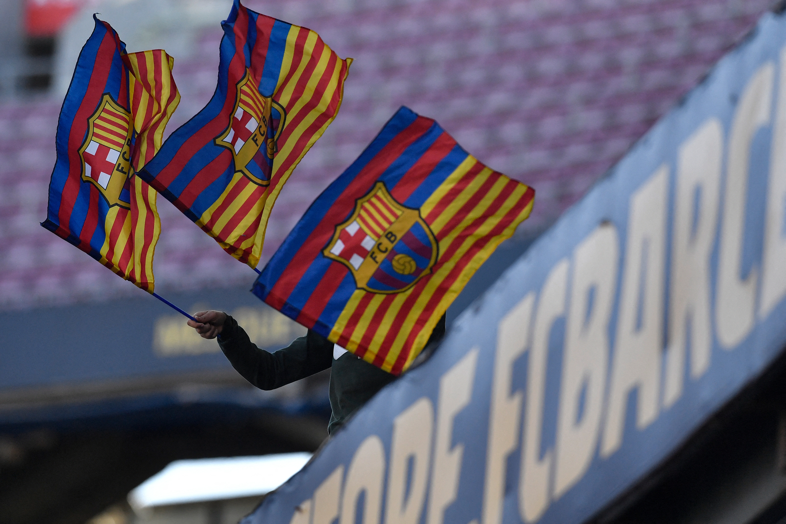 برشلونة يعلن إصابة 3 لاعبين جدد بفيروس كورونا