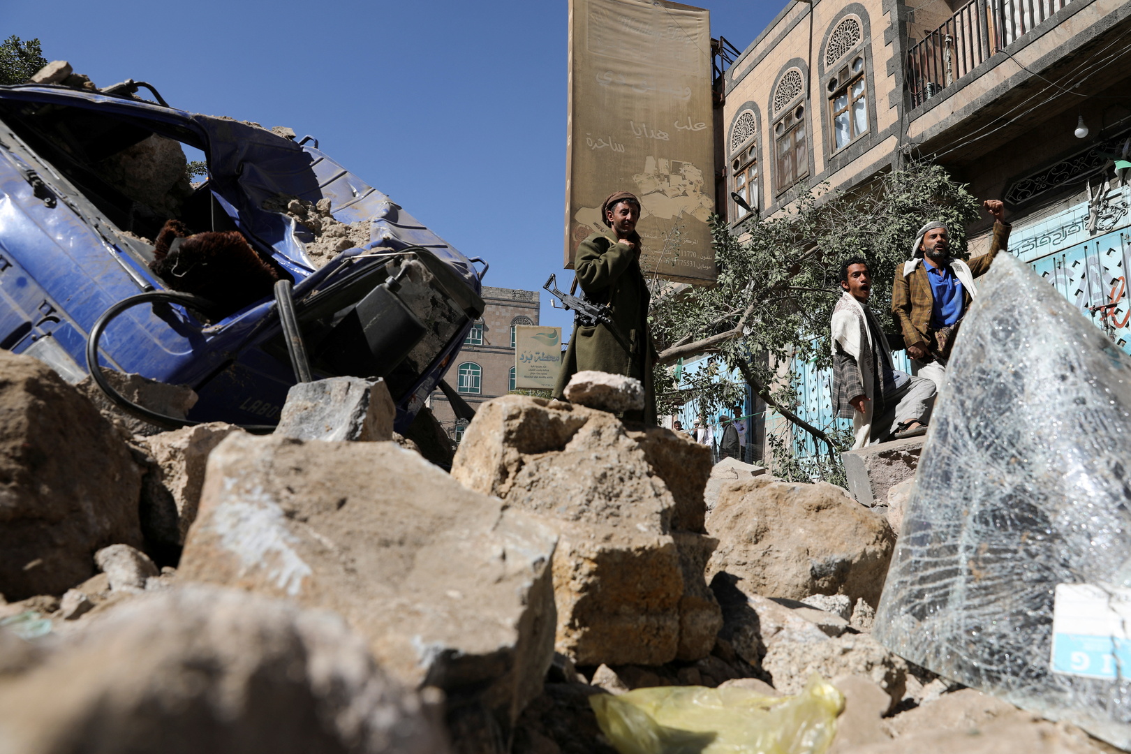 مصادر: الحوثيون استهدفوا معسكرا للتحالف في شبوة بصاروخ وسقوط قتلى